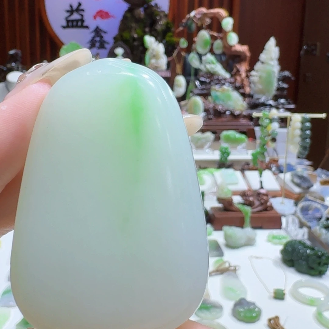 未镶嵌和田玉（翠青玉）挂件翠青面包牌