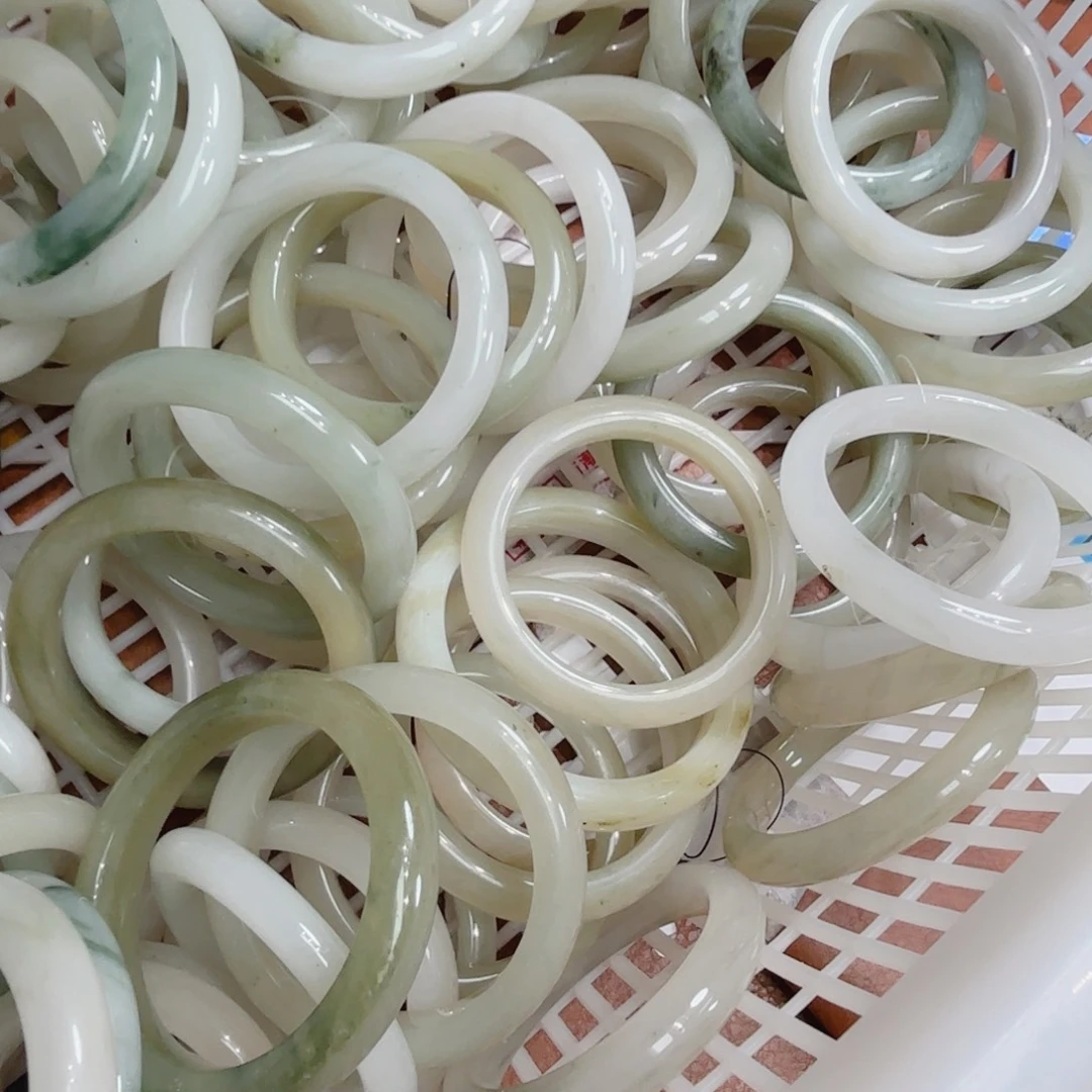 叫***艾石英质玉未镶嵌手镯天山翠