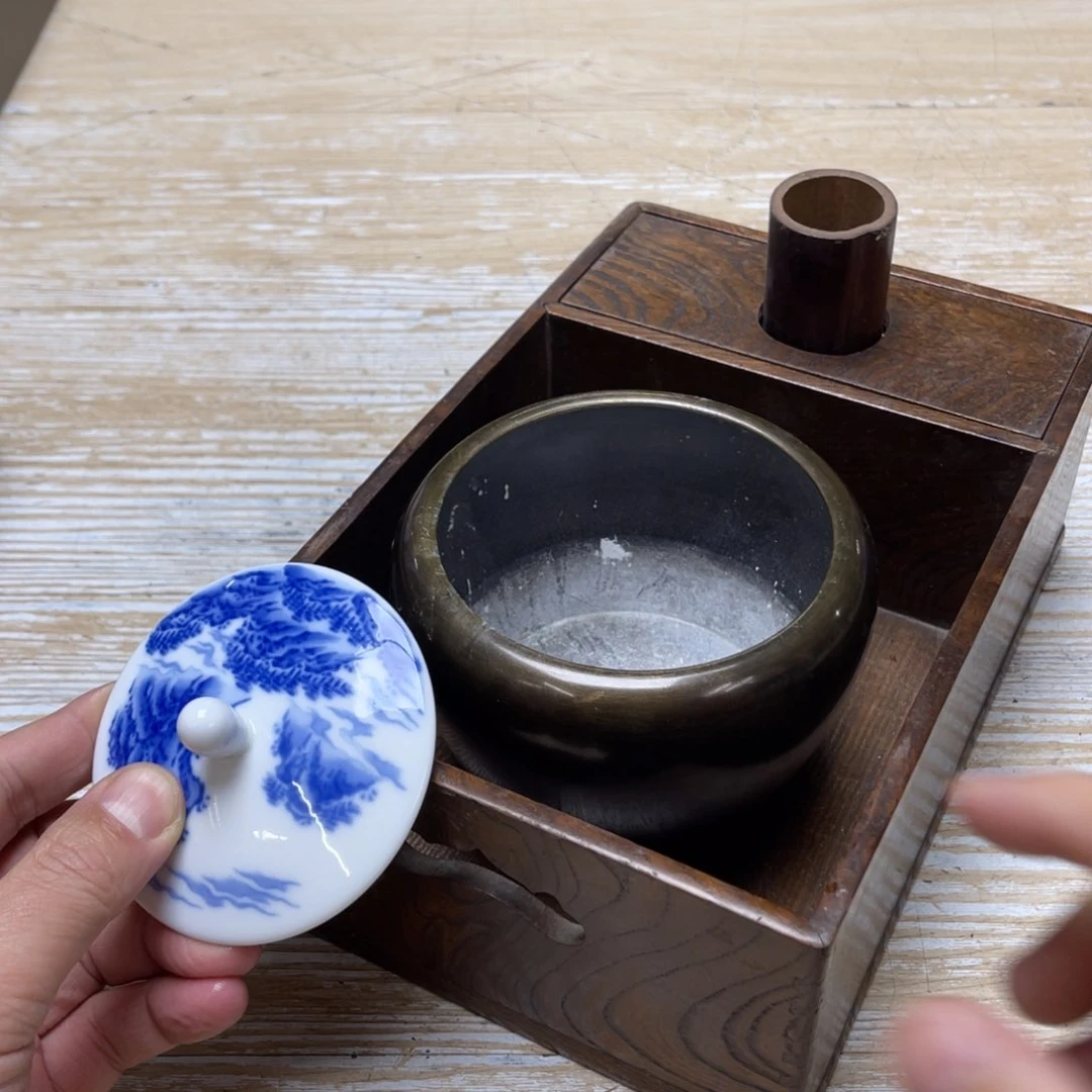 瓷片密密麻麻地排列着一个