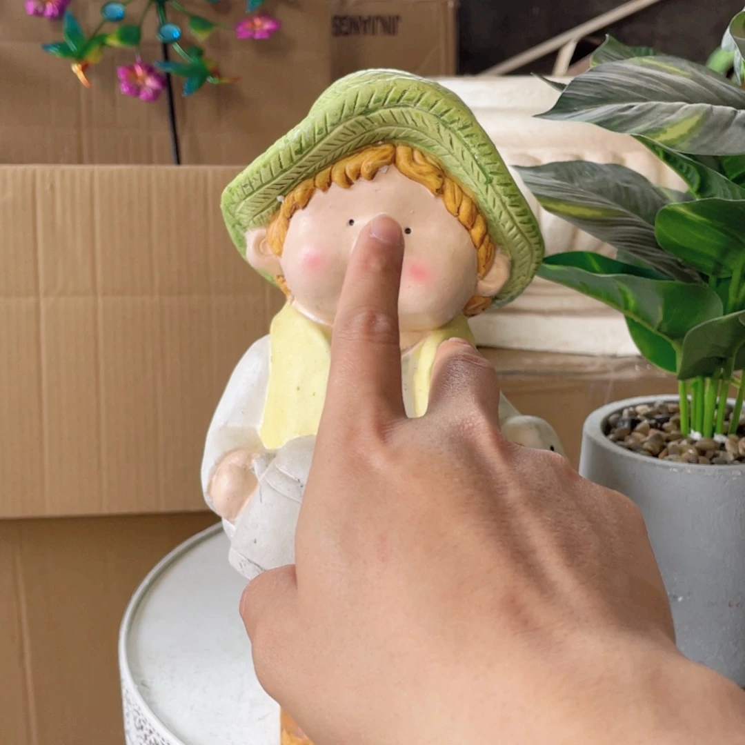 【闪购商品】氧化镁拿水壶小男孩摆件