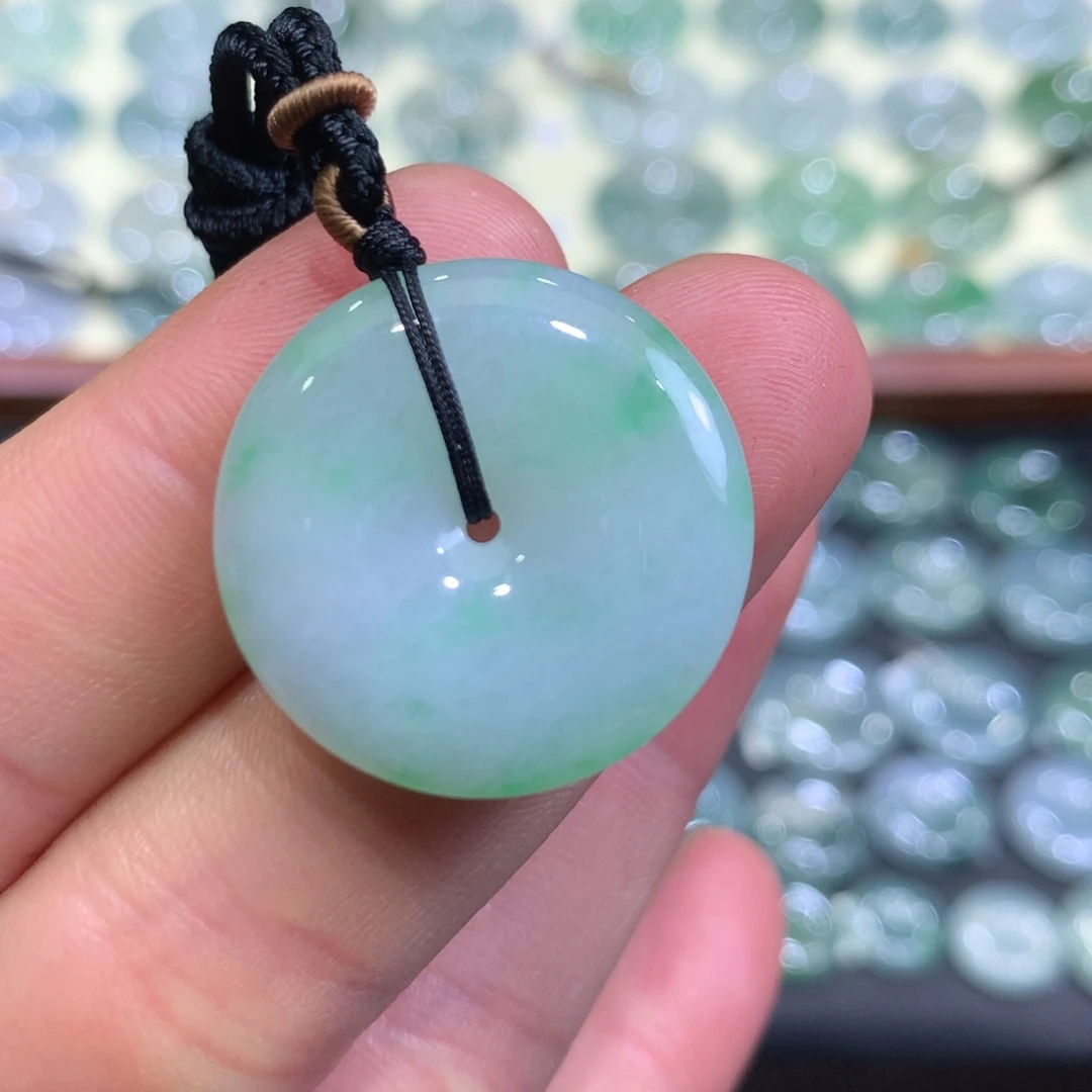 翡翠颈饰未镶嵌平安扣