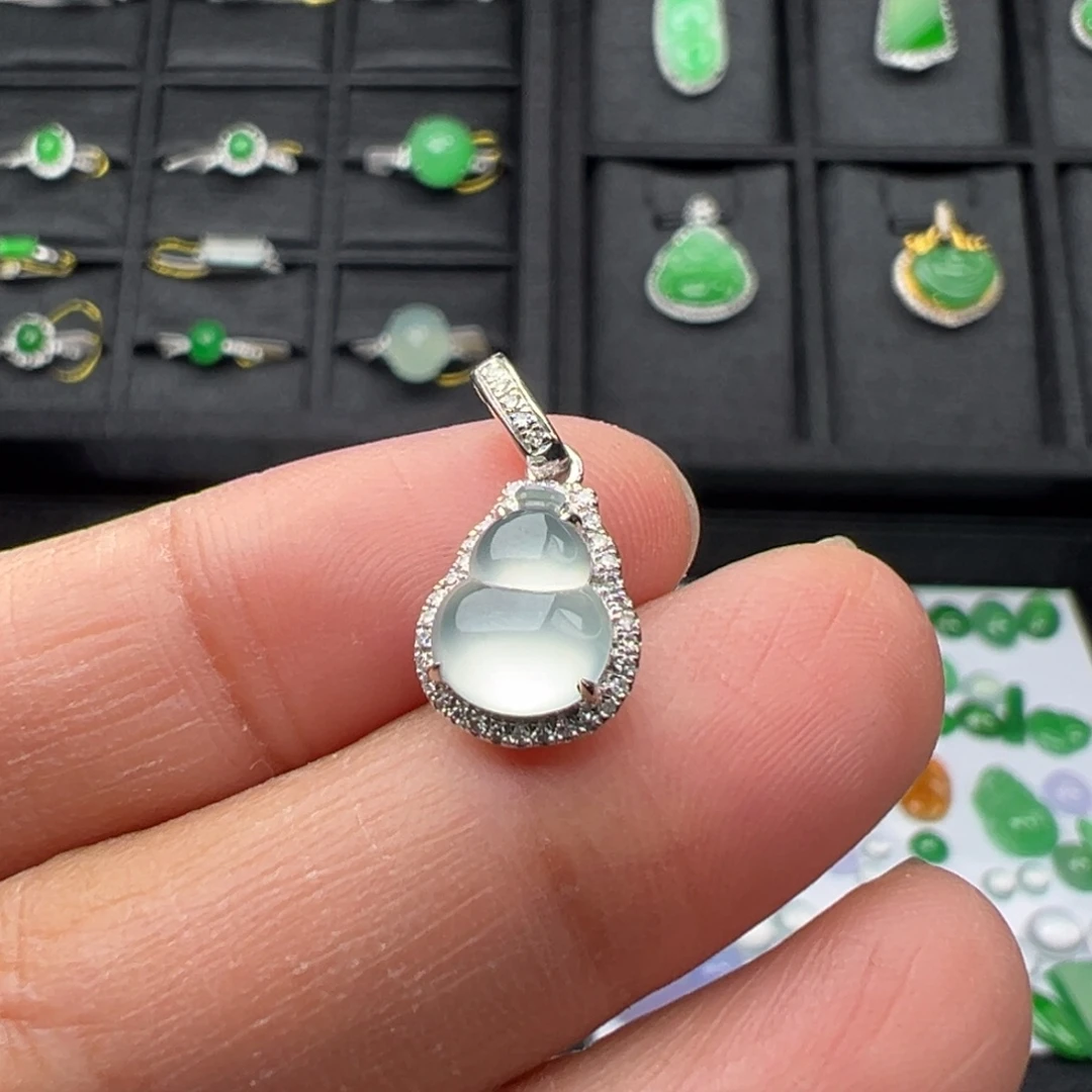 翡翠18K金镶嵌颈饰葫芦