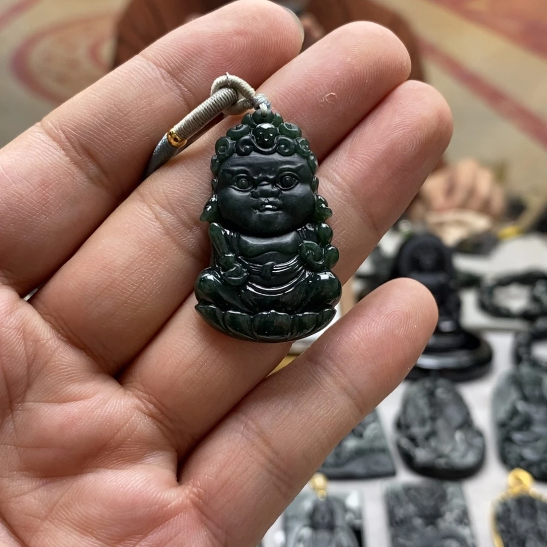 翡翠未镶嵌颈饰不动