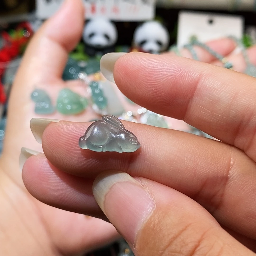 翡翠未镶嵌颈饰冰种兔子