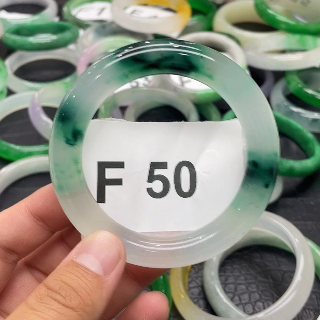 翡翠手镯未镶嵌默认瑕疵