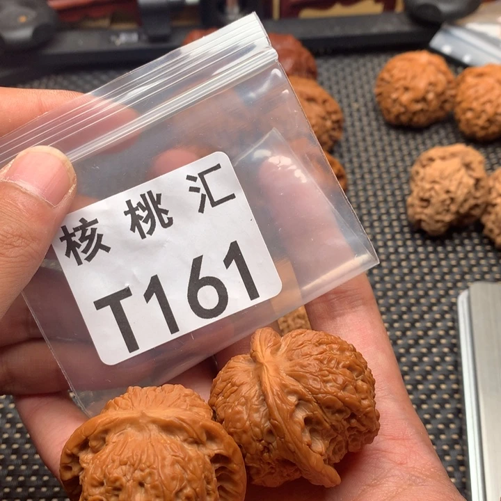 文玩核桃吊坠血麒麟