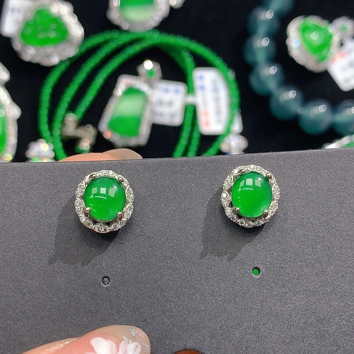 翡翠耳饰未镶嵌翡翠