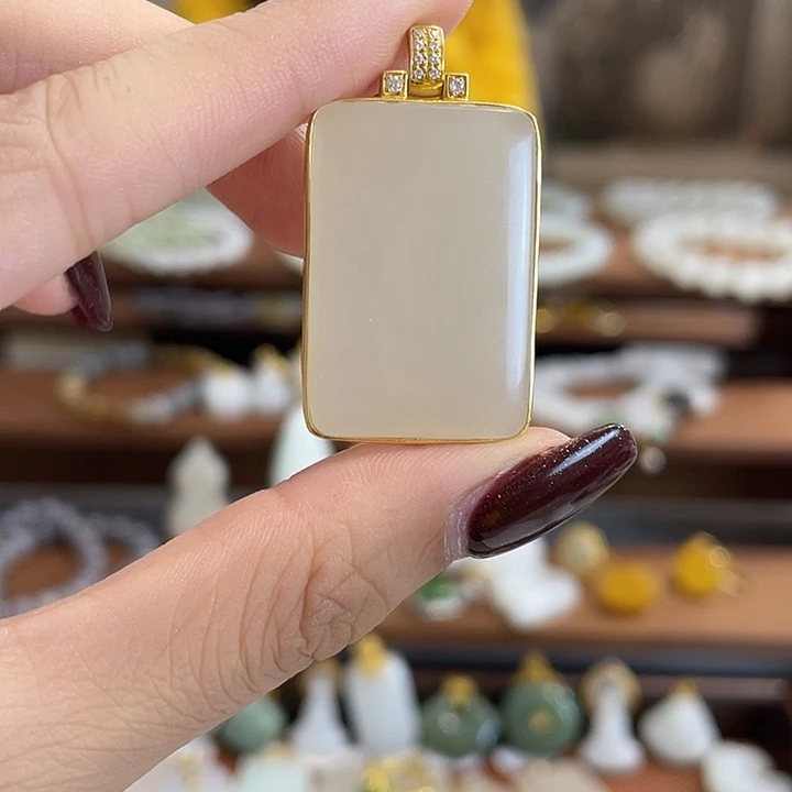 和田玉18K金镶嵌颈饰