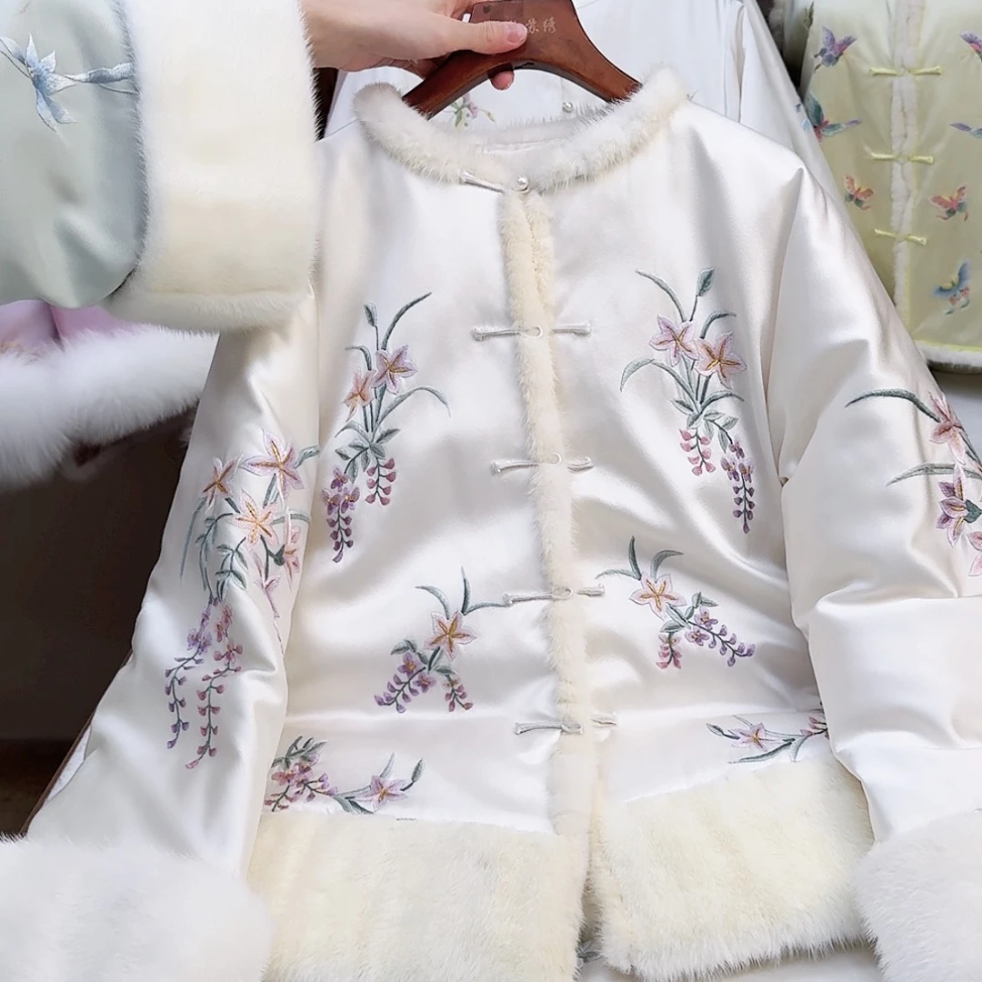 织绣真丝白色紫藤花羽绒服