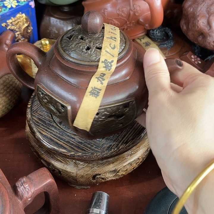 茶壶红泥原矿泥料手工制作的一把紫砂壶。
