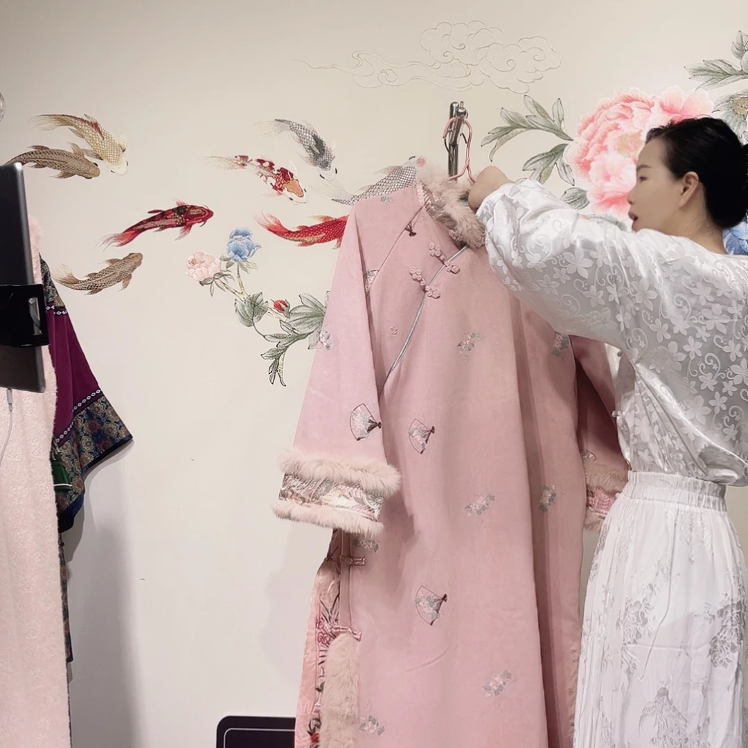 织绣开播福利立领斜襟毛边小扇子刺绣夹棉长裙