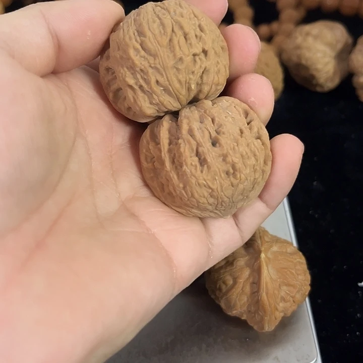 把件文玩核桃41左右微瑕绣球，编号064