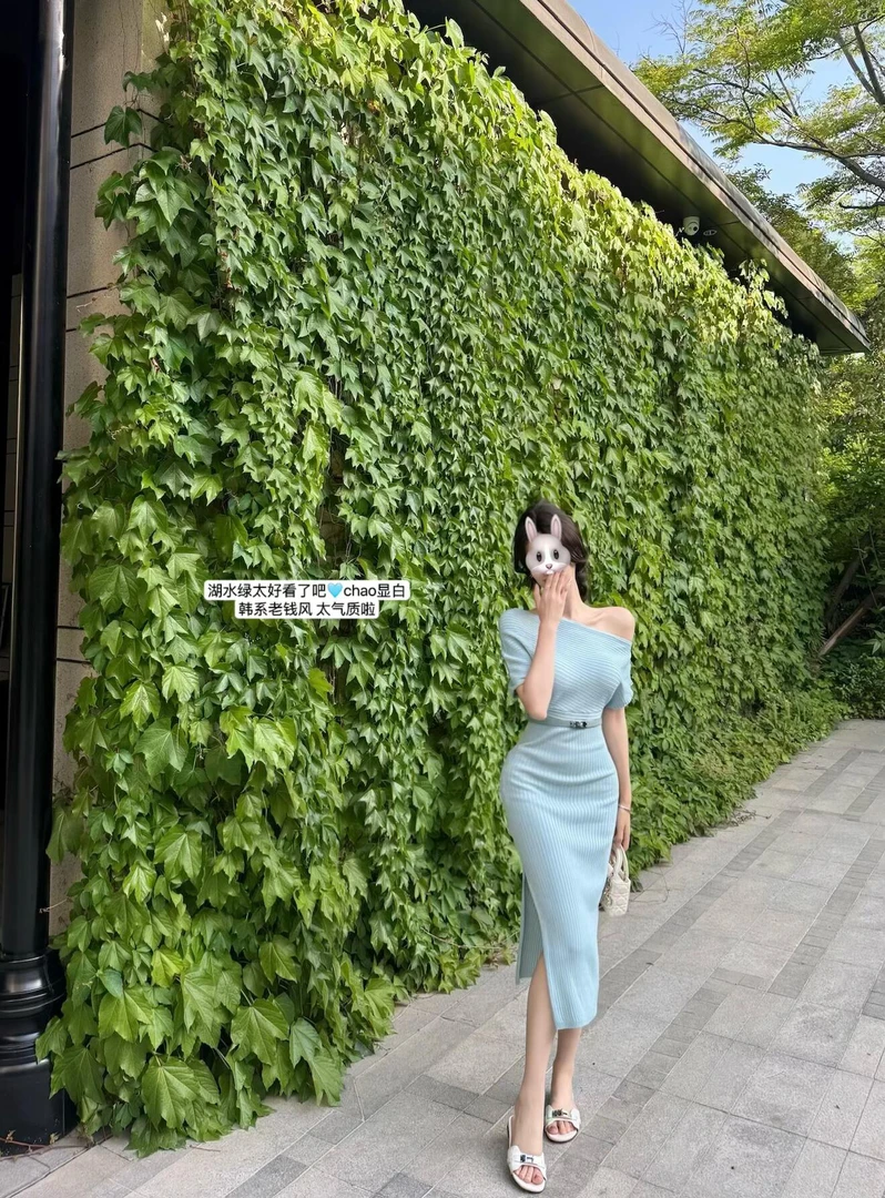 夏日绝美裙子优雅气质斜肩中长款针织连衣裙女性感露肩开叉一步裙