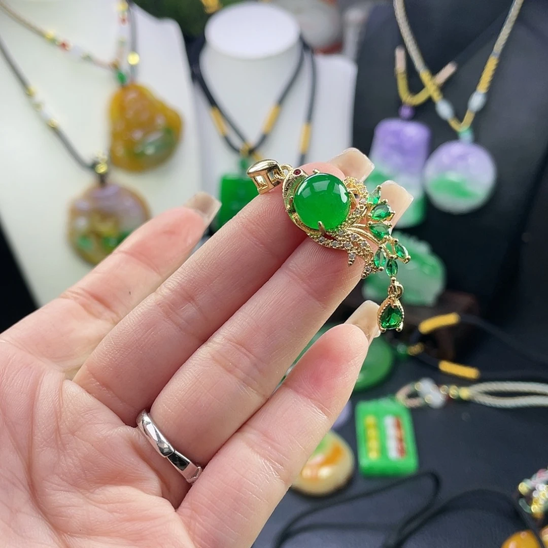 翡翠未镶嵌吊坠(赠链)