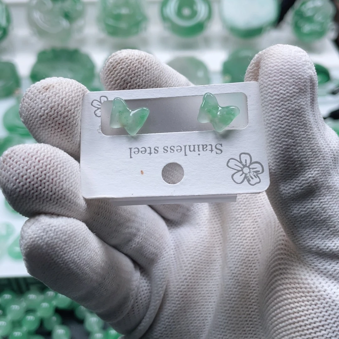 阳***光石英质玉（非洲翠）未镶嵌耳钉