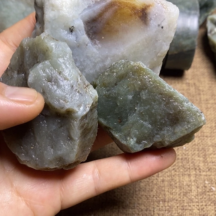 一***花和田玉（糖玉）未镶嵌挂件