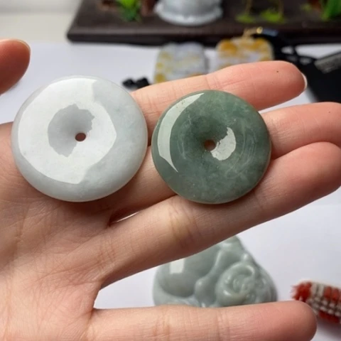 翡翠挂件未镶嵌翡翠