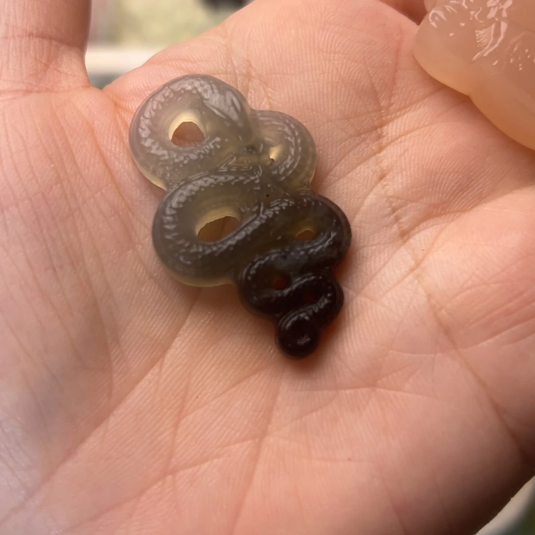 蛇纹石玉颈饰合金