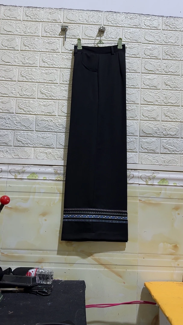 少数民族超大直筒裤纯黑花边中间白色花