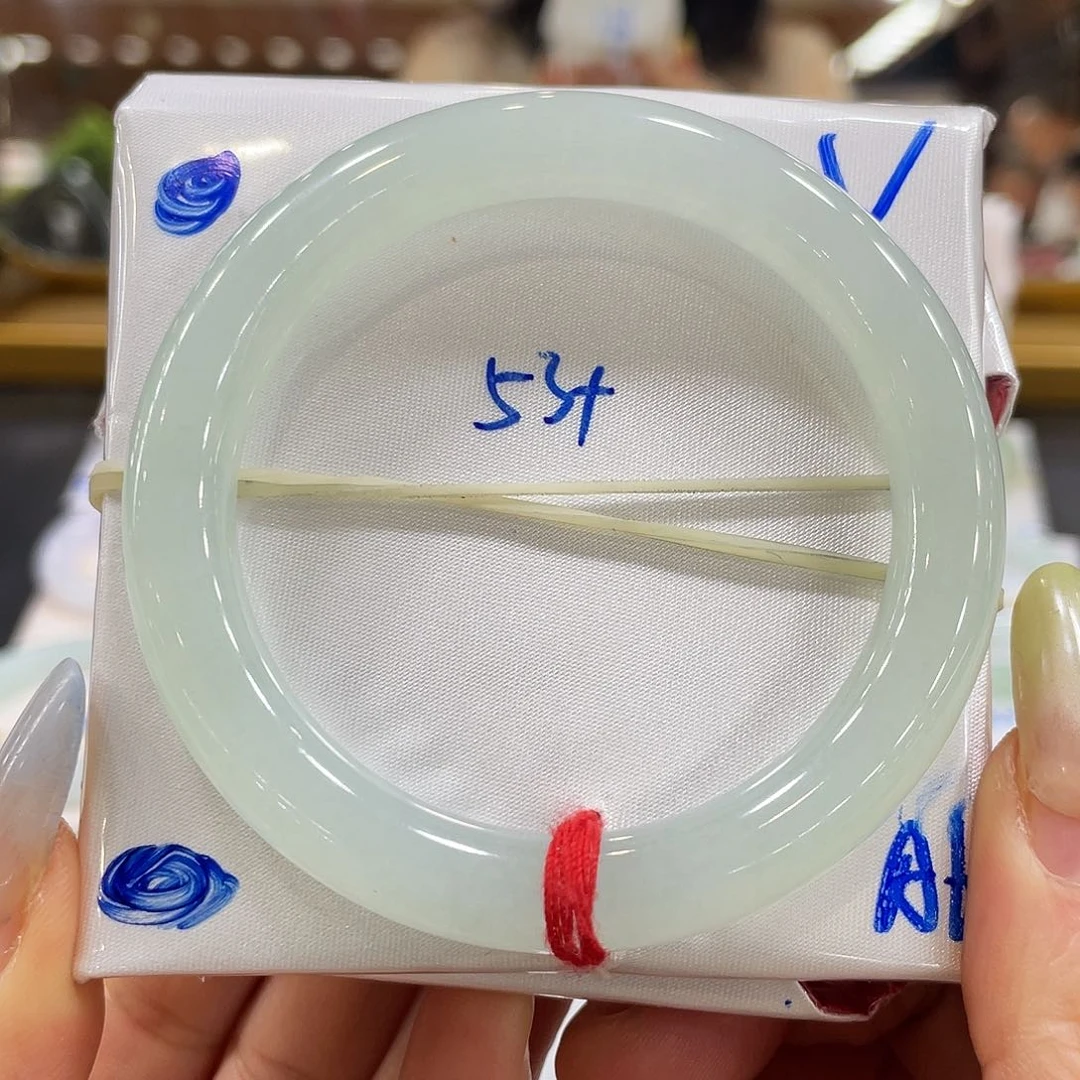 翡翠手镯未镶嵌翡翠手镯