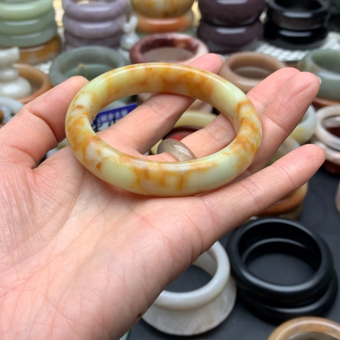 石英质玉手镯未镶嵌单****妇