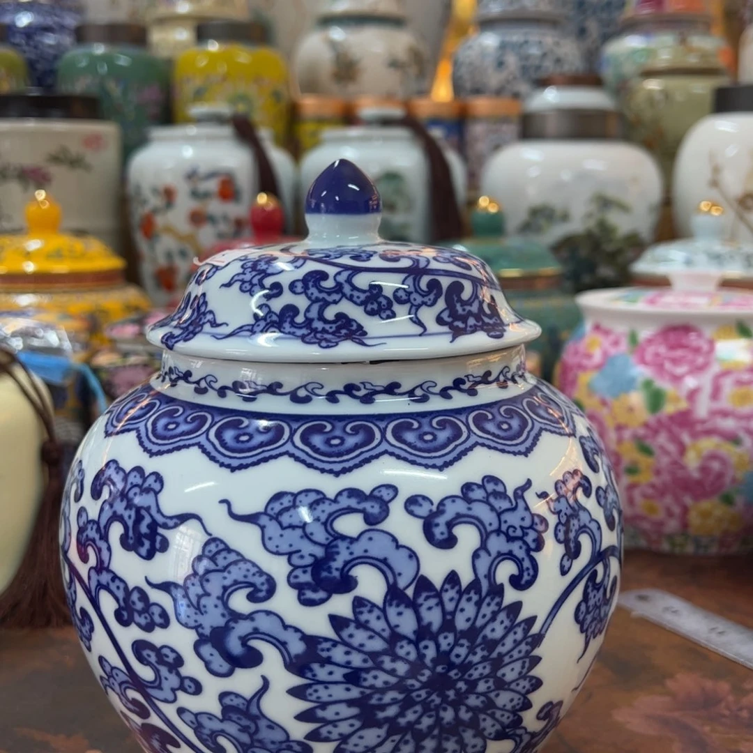 陶瓷家用茶叶罐。