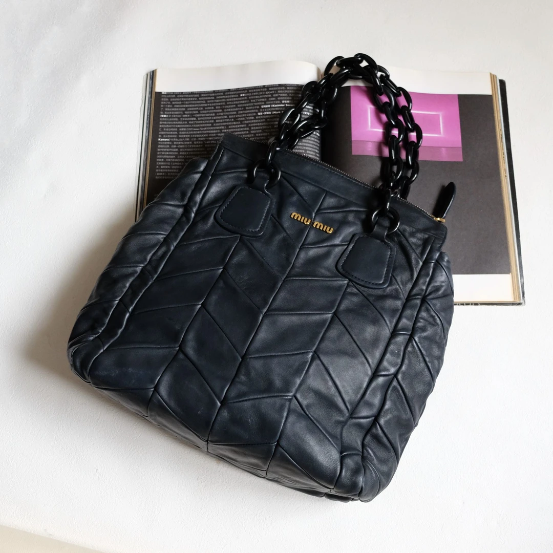 95新 MIU MIU/缪缪 辣辣/黑色菱格亚克力肩带托特包