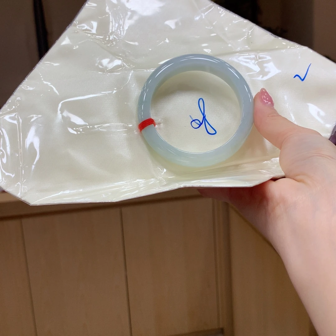 翡翠手镯未镶嵌不退不换