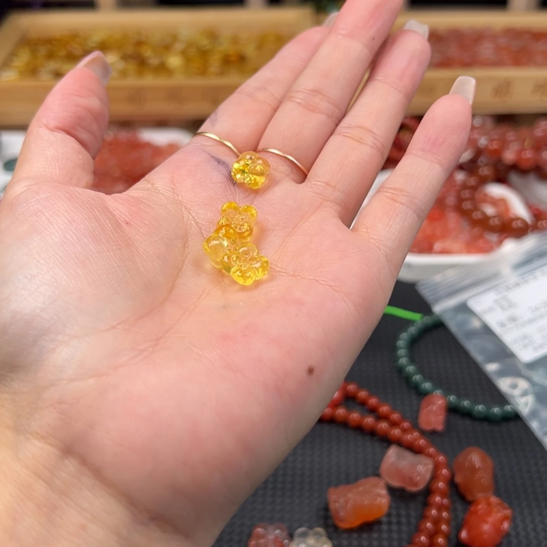 未镶嵌颈饰琥珀多样性