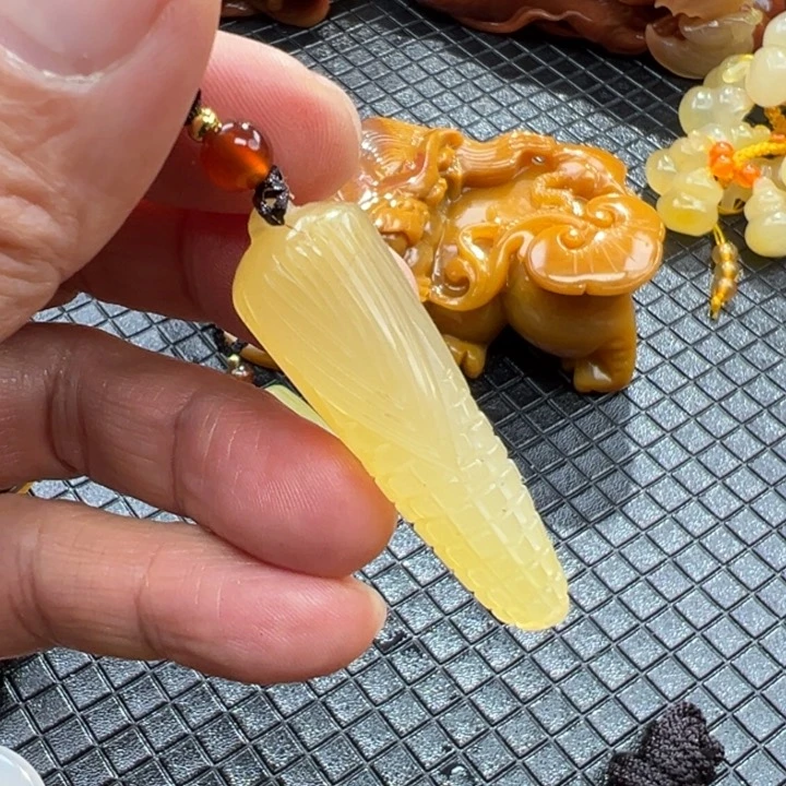 石英质玉（黄龙玉）颈饰未镶嵌小****石