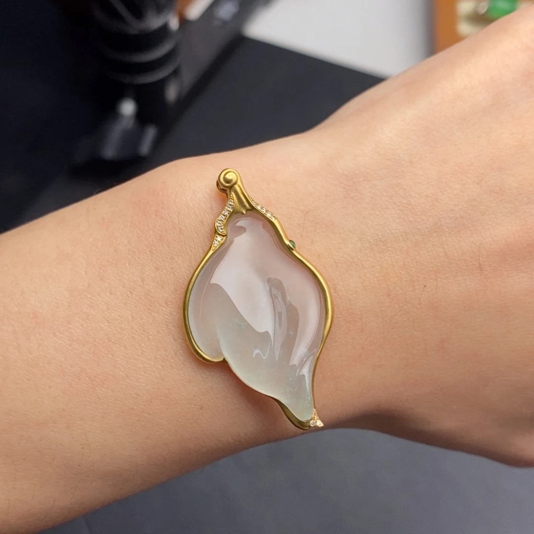 翡翠18K金镶嵌颈饰隐