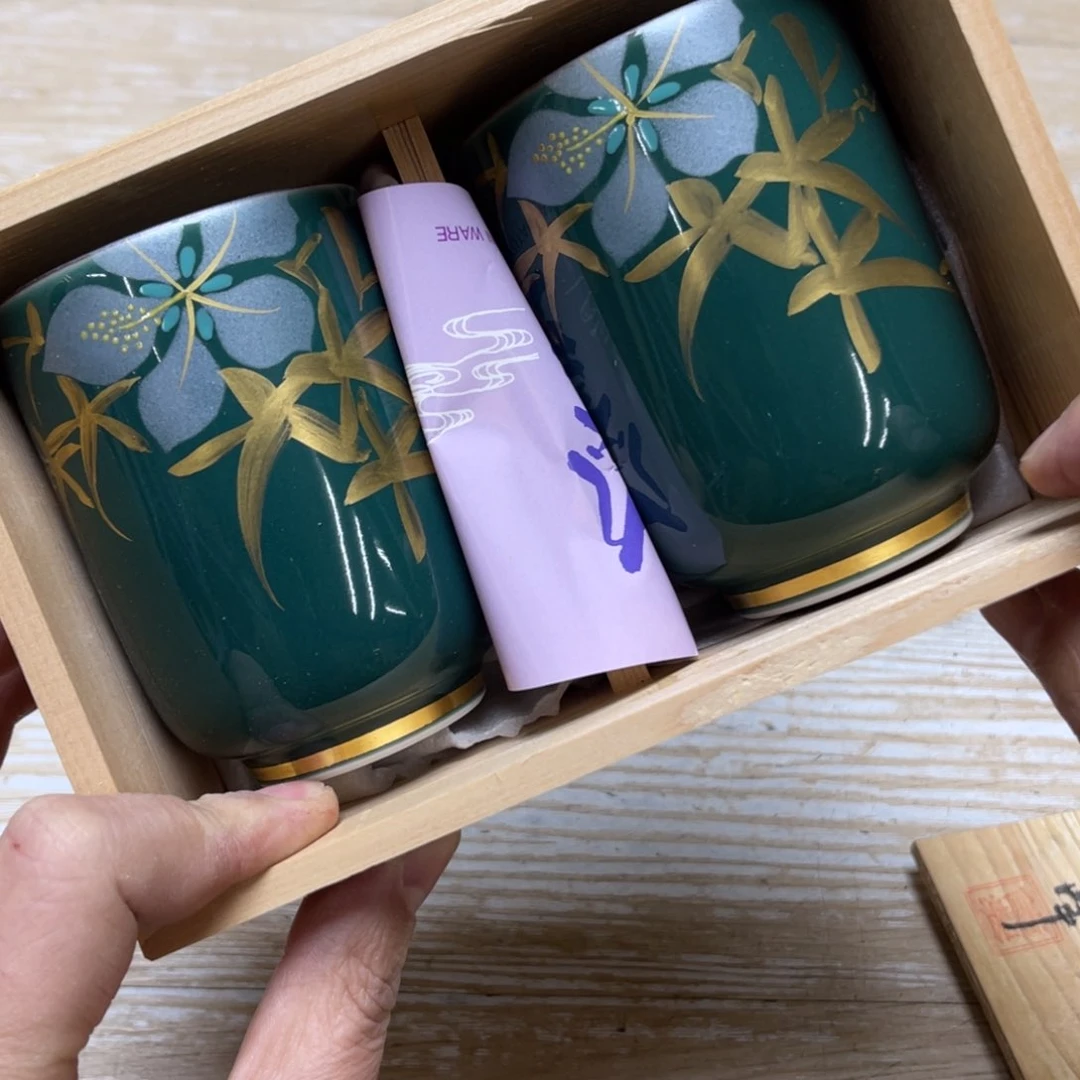 瓷片密密麻麻地排列着一个