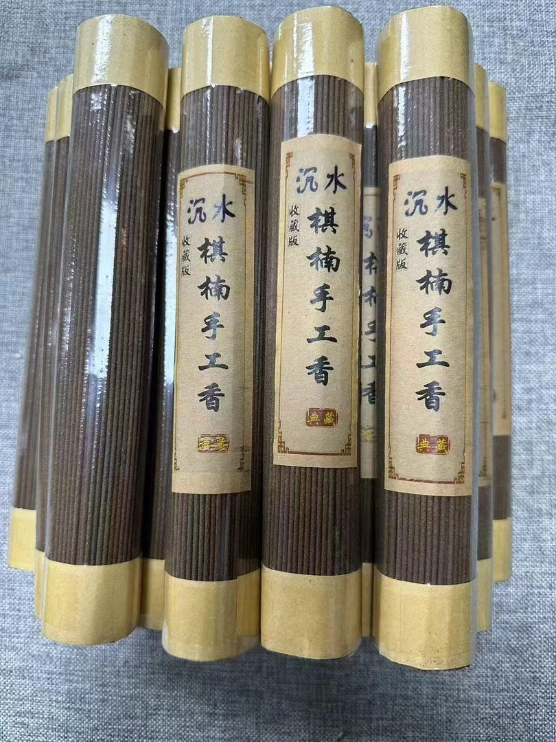 沉香透顶绿加虫漏制作的一款沉水香，味道带有果香奶香蜜香