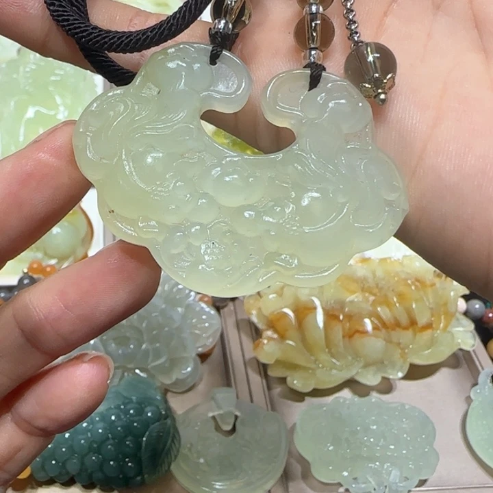 蛇纹石玉吊坠合金