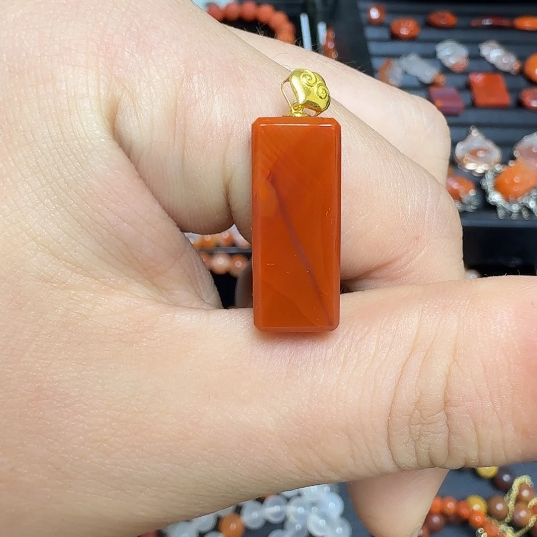 南红玛瑙18K金镶嵌川料瓦西满色满肉无事牌3.3g