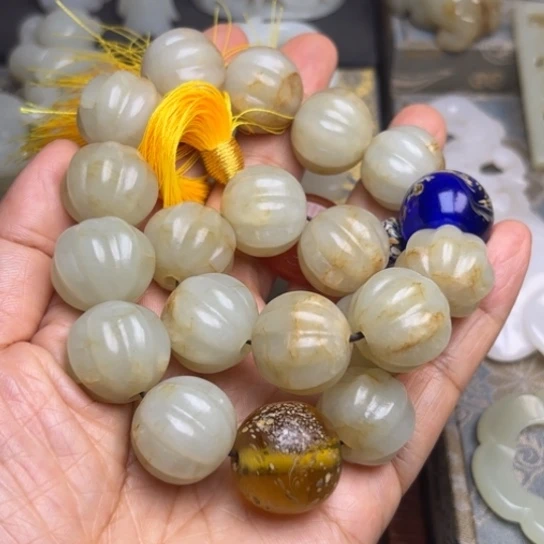 和田玉未镶嵌颈饰踏**山