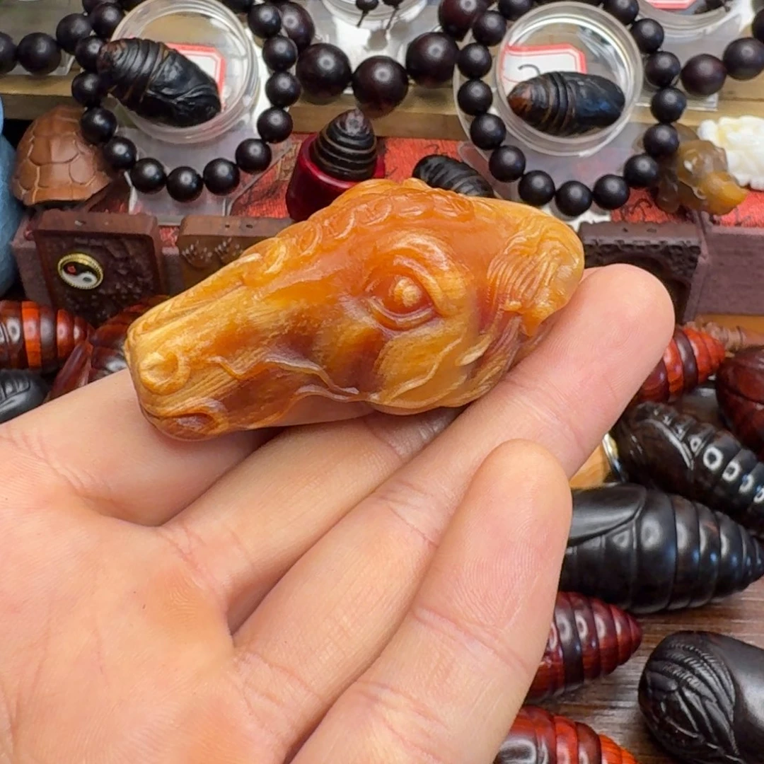 琥珀木马上有钱手把件