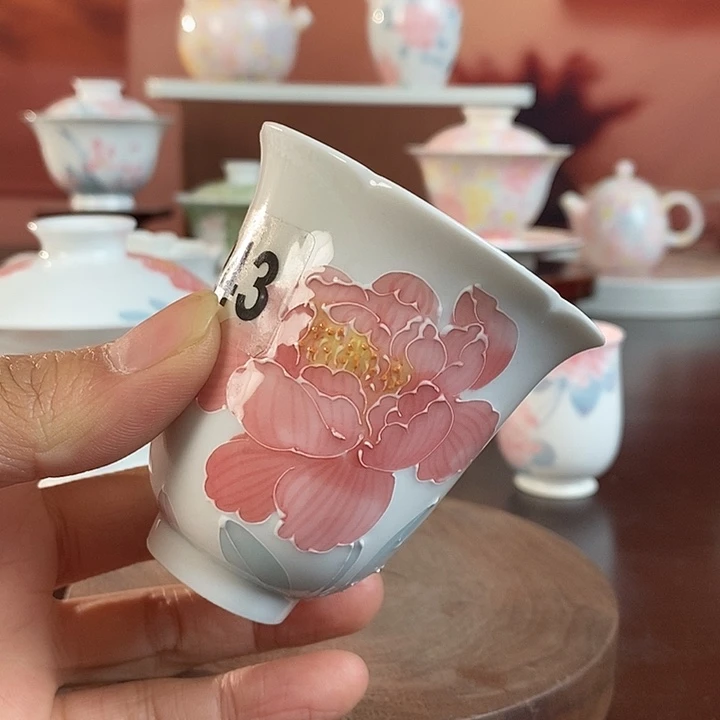 芍药花釉下手绘品茗杯
