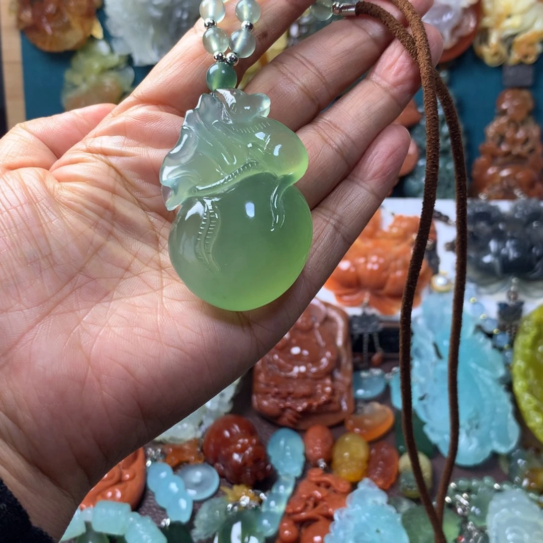 蛇纹石玉未镶嵌挂坠