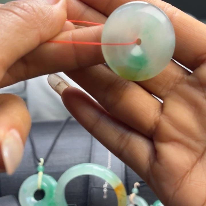 石英质玉未镶嵌颈饰平安扣