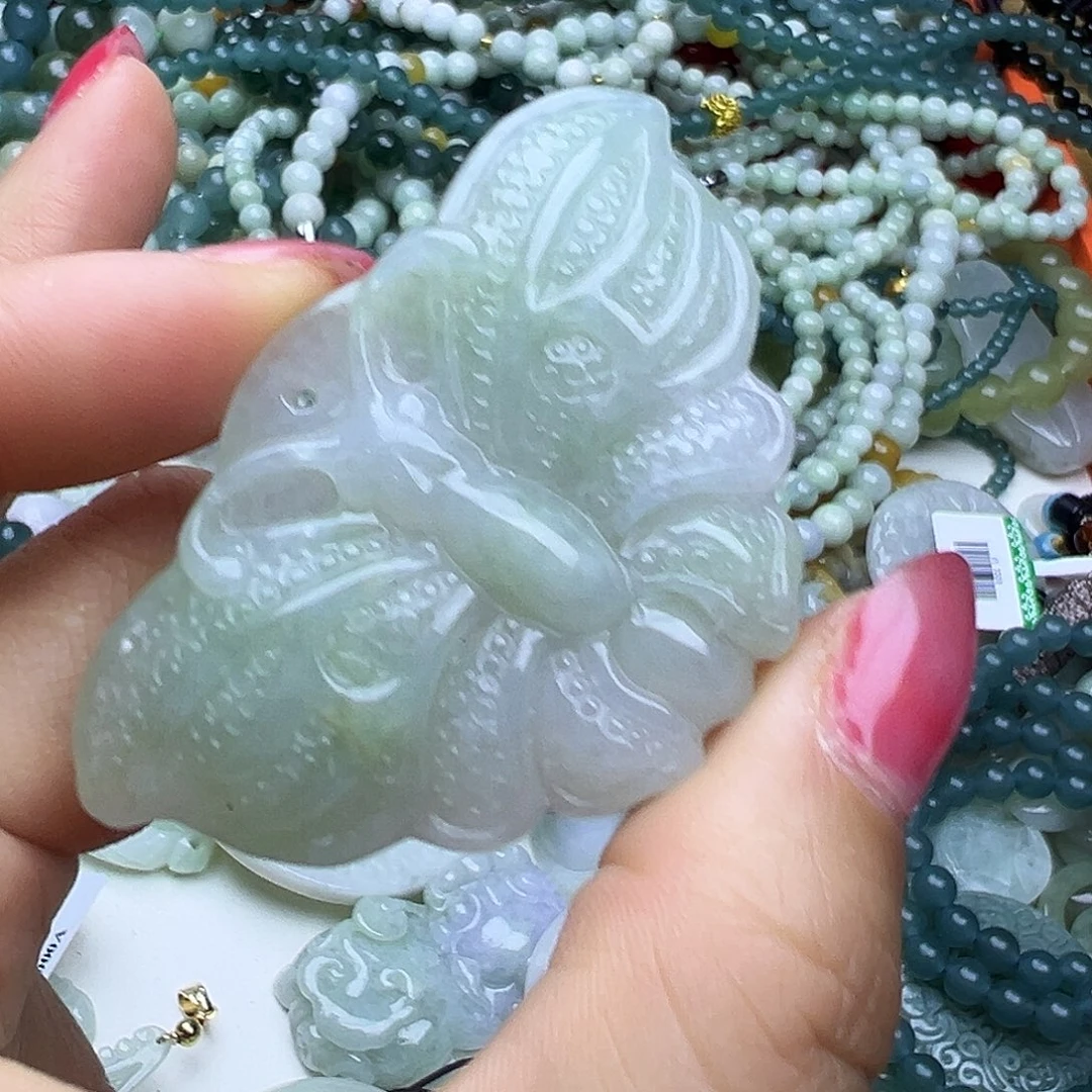 翡翠未镶嵌颈饰富贵