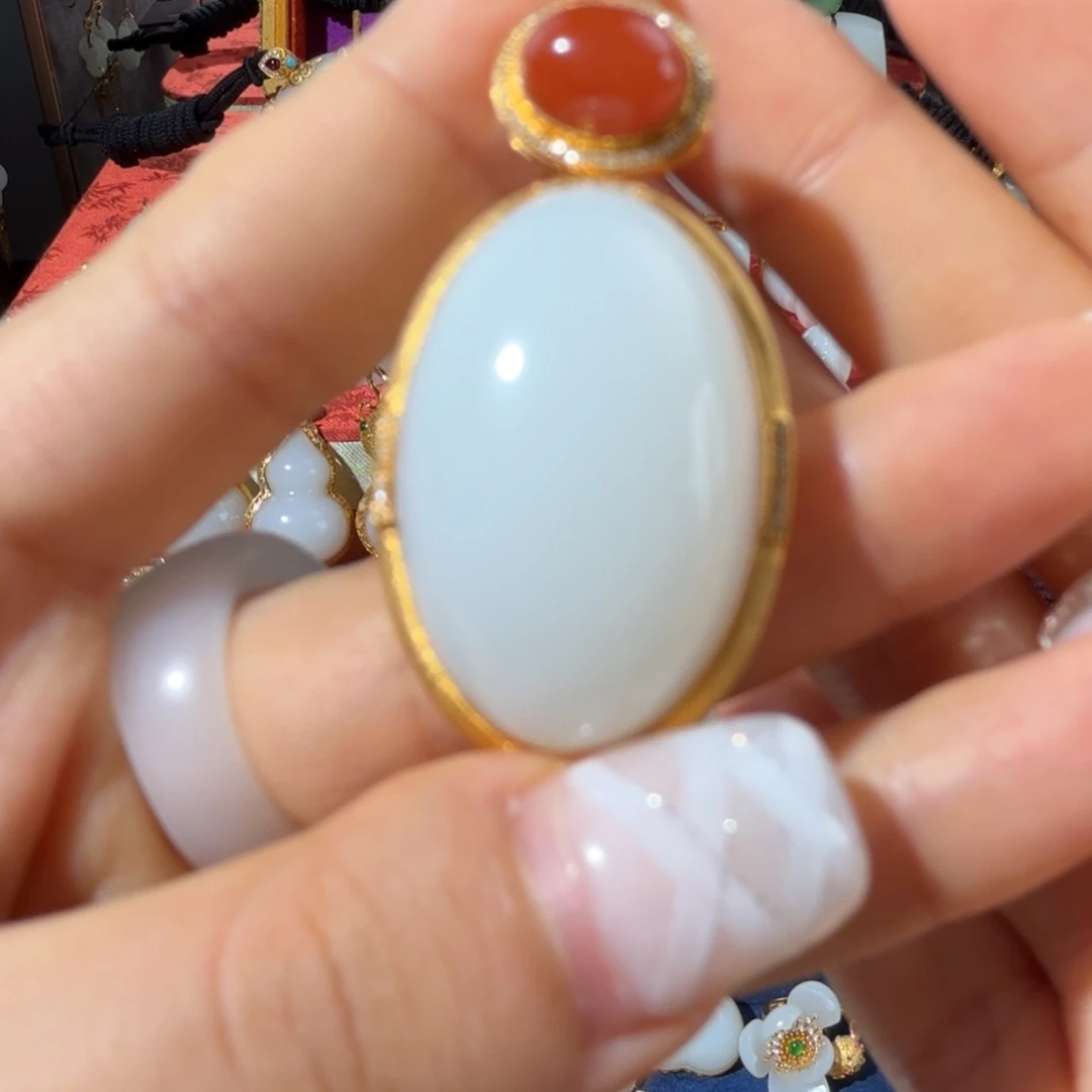 和田玉18K金镶嵌颈饰