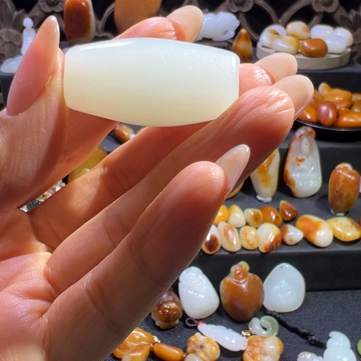 小***画和田玉未镶嵌颈饰