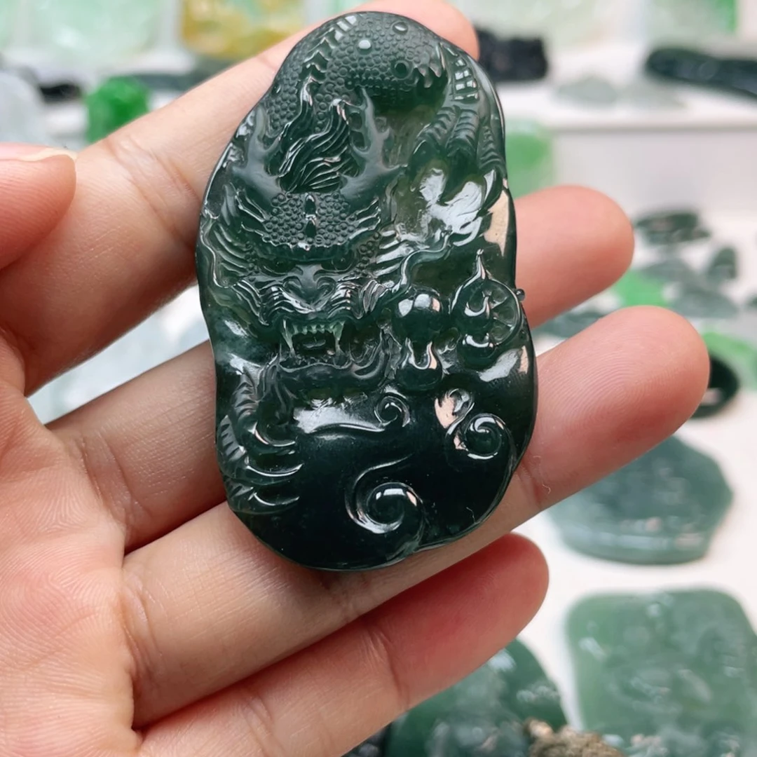 翡翠颈饰未镶嵌龙牌