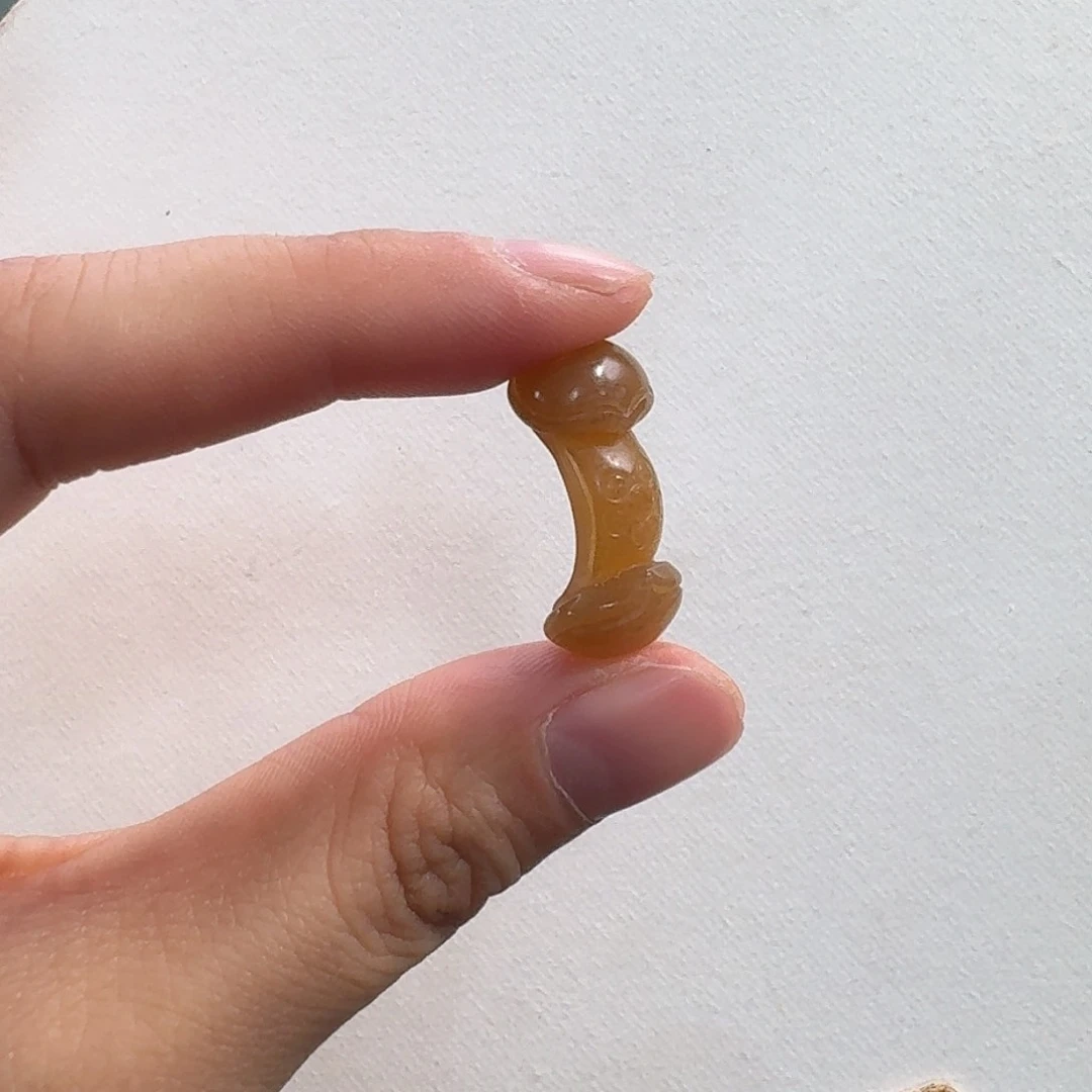 和田玉未镶嵌颈饰图*狼且末糖