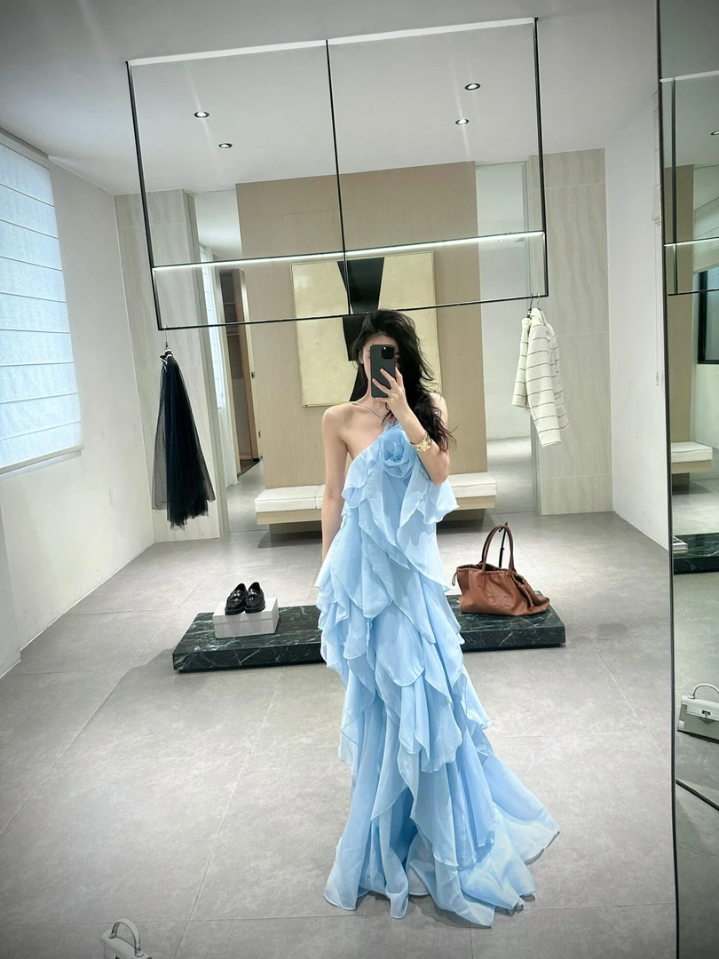 时尚立体花朵挂脖露背荷叶边连衣裙2025夏季新款沙滩裙生日礼物