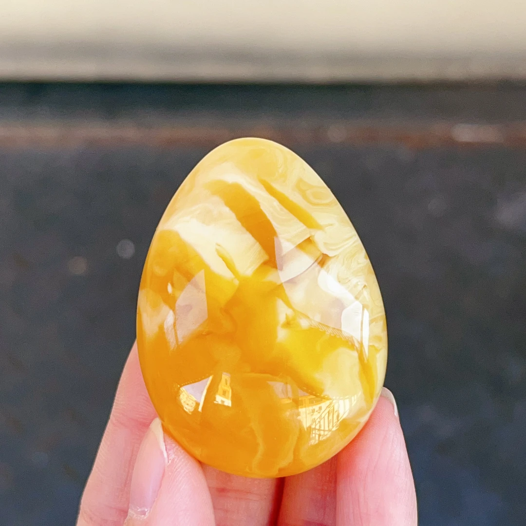 俄料奶咖妖白花蜜蜡水滴吊坠，蜡质浓郁，25.6克，尺寸55*39*20.6mm