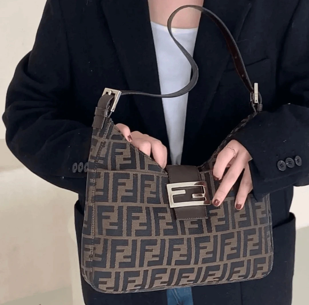 95新 FENDI/芬迪 芬迪老花牛角包