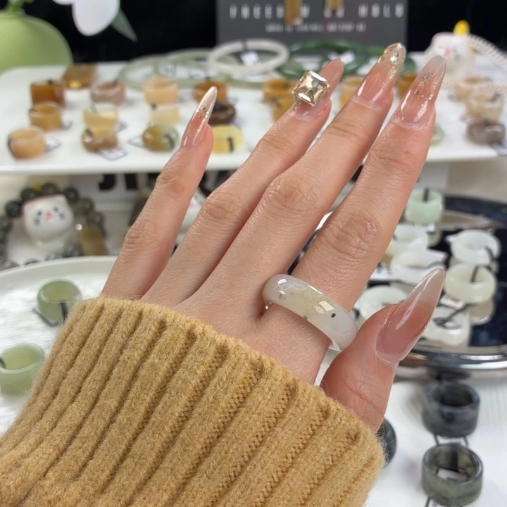 和田玉（糖玉）未镶嵌戒指j67白底点墨糖圆条18.3