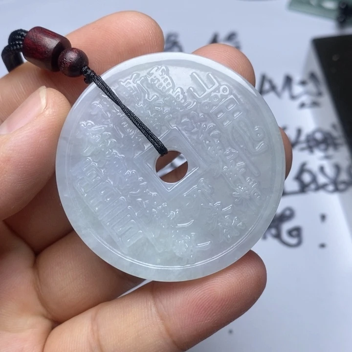 颈饰未镶嵌翡翠人***。翡翠